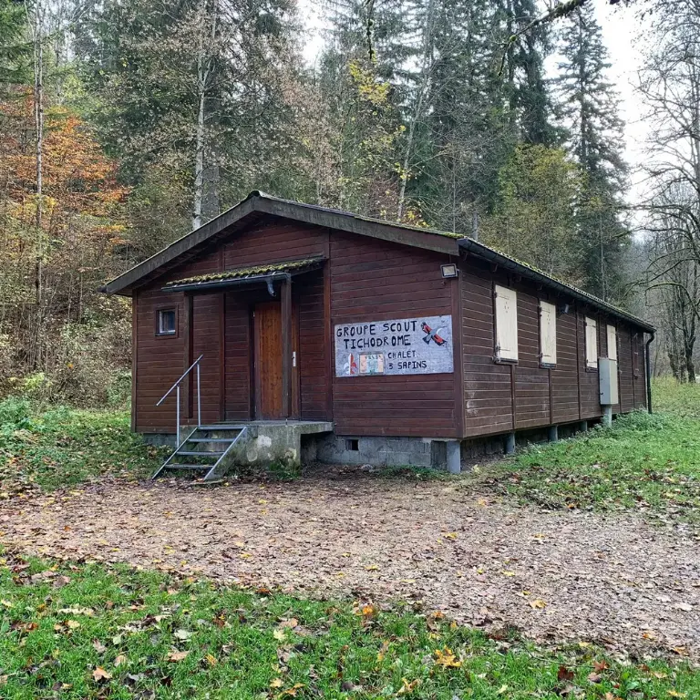 Cuisine équipée du chalet scout Tichodrome à Le Locle avec plaques de cuisson , four et évier